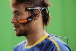 La stella del calcio brasiliano Neymar dimostra la videocamera 4K indossabile di Panasonic