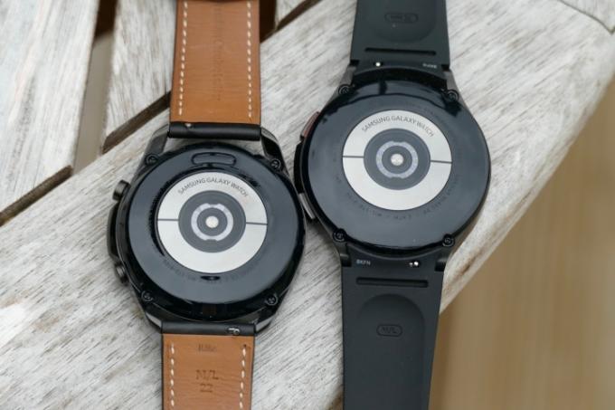 Biometrisk sensorarray på Galaxy Watch 3 (venstre) og Galaxy Watch 4 Classic (høyre)