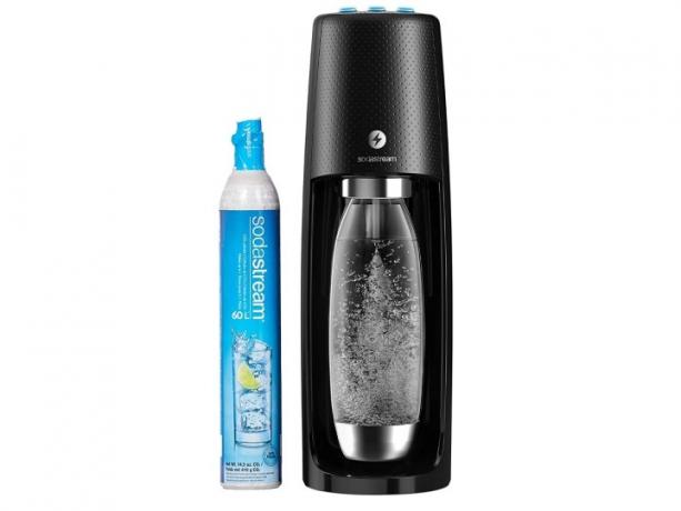 Sodastream Fizzi One Touch в процес на производство на газирана вода.