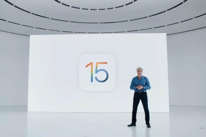 Craig Federighi, da Apple, faz uma apresentação em frente ao logotipo do iOS 15.