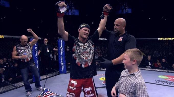 Майкл Біспінг із сином на рингу UFC.