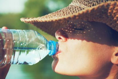 têxtil de resfriamento de stanford 46616588 mulher bebendo água sob a luz solar do verão