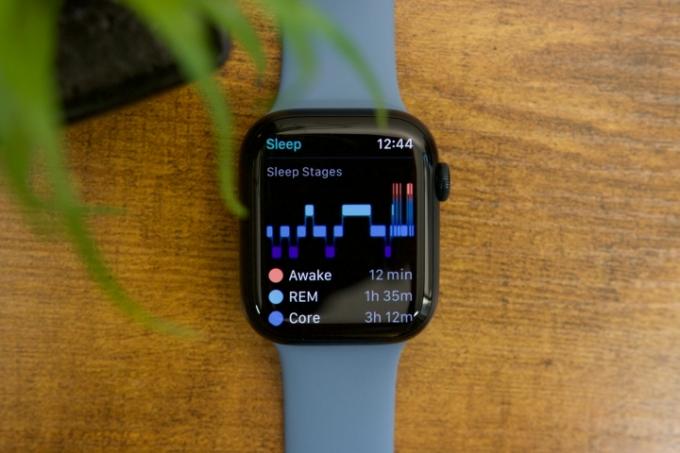 Az Apple Watch Series 8 alváskövetési eredményeket mutat.