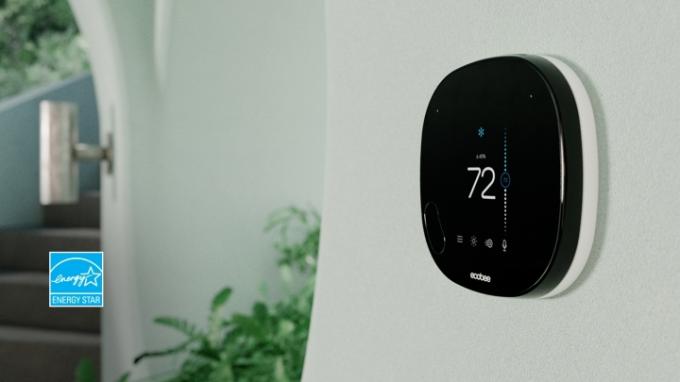 Ecobee termostat namontovaný na stěně.