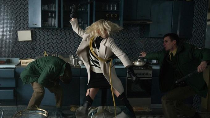 Revue « Atomic Blonde »: combats de tueurs, histoire moins que tueuse