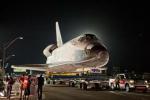 Spaceshuttle Endeavour maakt laatste rit en wordt gesleept door Toyota Tundra