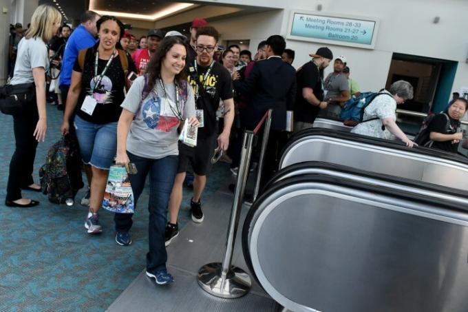 „San Diego Comic-Con“ lankytojai važiuoja eskalatoriumi.