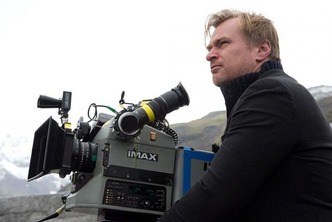 Christopher Nolan med et filmkamera.