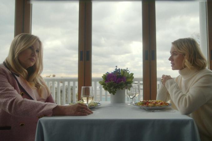 Δύο γυναίκες κάθονται σε ένα τραπέζι και συζητούν στο The Watcher.