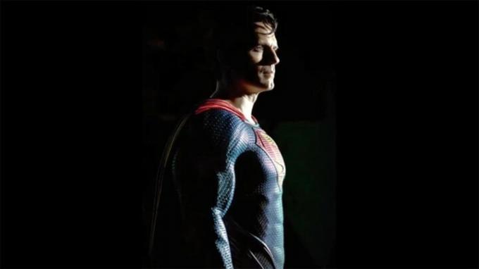 Superman staart in de verte in een afbeelding van Henry Cavill's Instagram.