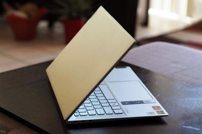 Lenovo IdeaPad Slim 7 Carbon istub laual nurga all.