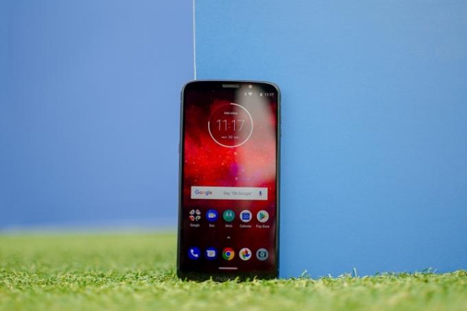 moto z3 speel vooraan tegen blauw