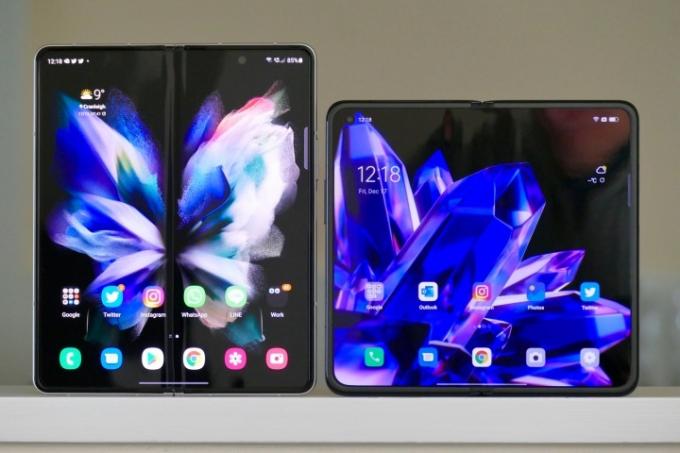 Galaxy Z Fold 3 és Oppo Find N nyitott képernyők.