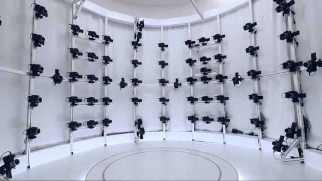 Panasonic a créé un photomaton 3D dans la salle d'exposition de son siège social à Osaka, au Japon, en utilisant 120 caméras Lumix GH4 disposées dans un ensemble cylindrique.