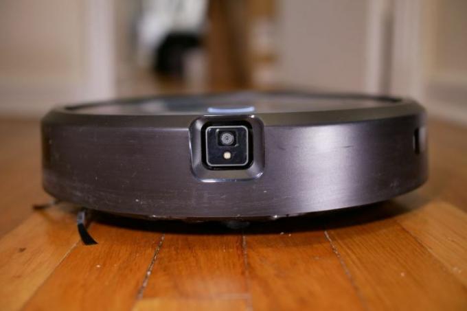 iRobot Roomba j7+의 카메라 클로즈업.