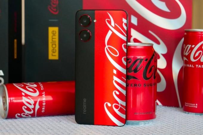 A Realme X Coca-Cola telefon hátlapja, különféle kólás dobozokkal.