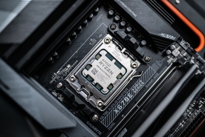 AMD Ryzen 9 7950X3D je nameščen na matični plošči.