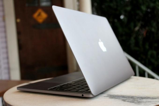 MacBook Pro 13 inci, dilihat dari sudut dari belakang.