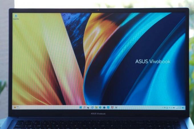 Asus Vivobook 17X का फ्रंट व्यू डिस्प्ले दिखाता है।