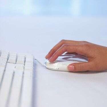 Рука с компьютерной мышью и клавиатурой