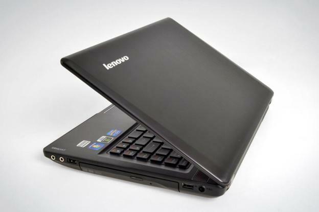 Otwarta prawa boczna pokrywa laptopa Lenovo IdeaPad Y480 z systemem Windows