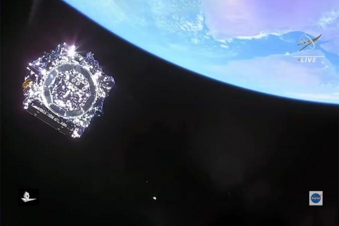 Vesoljski teleskop James Webb lebdi nad Zemljo.