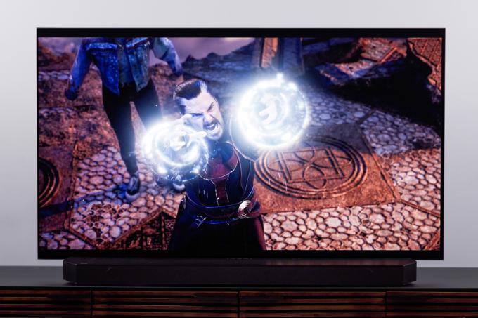 Το Marvel's Dr. Strange: Multiverse of Madness παίζει σε μια τηλεόραση Samsung S95B ενώ η μπάρα ήχου Samsung Q990B χειρίζεται το soundtrack