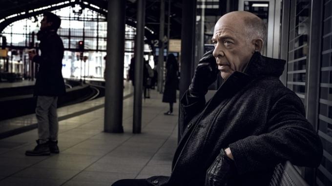 J.K. Simmons egy vasútállomáson ül a Counterpart című sorozatban.