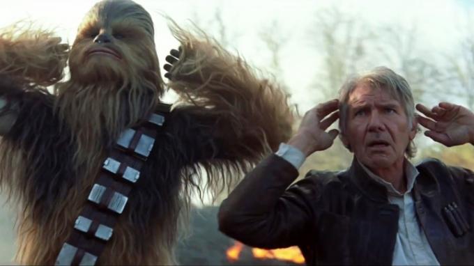 Chewbacca och Han Solo med händerna bakom huvudet i Star Wars The Force Awakens.