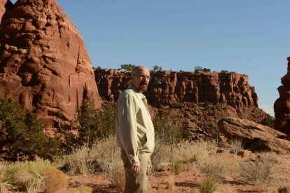 Walter White staat alleen in de woestijn in seizoen 5 van Breaking Bad.
