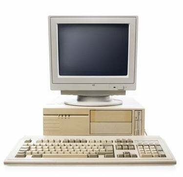 Stary komputer, procesor klawiatury i monitor na białym tle
