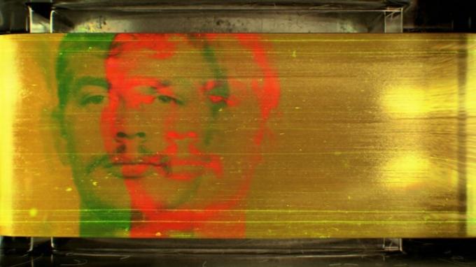 Překrývající se obraz Jeffreyho Dahmera ve filmu Hovory s vrahem.