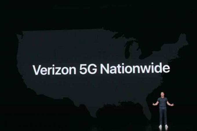 Generalni direktor Verizona Hans Vestberg na odru napoveduje storitev 5G Nationwide.