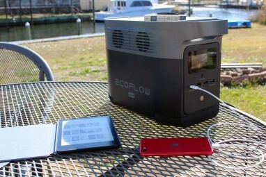 EcoFlow Delta Mini venku s připojenými zařízeními.