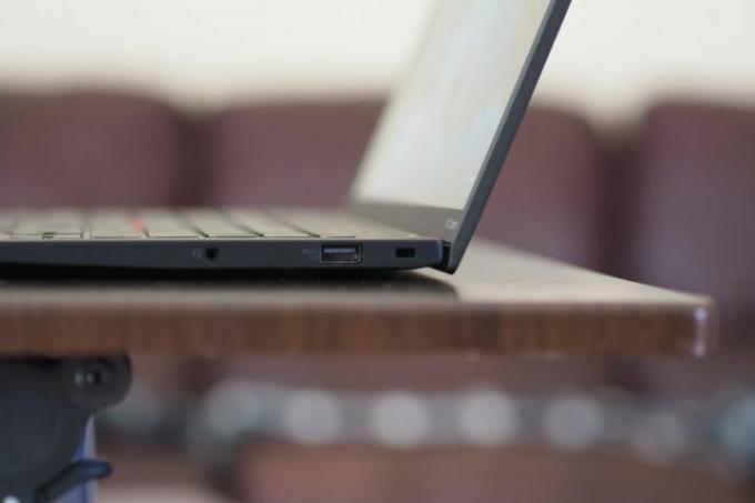 덮개와 포트를 보여주는 Lenovo ThinkPad X1 Carbon Gen 10 측면 모습.