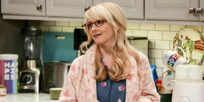 توجه برناديت عينيها إلى هوارد في مطبخهم في The Big Bang Theory