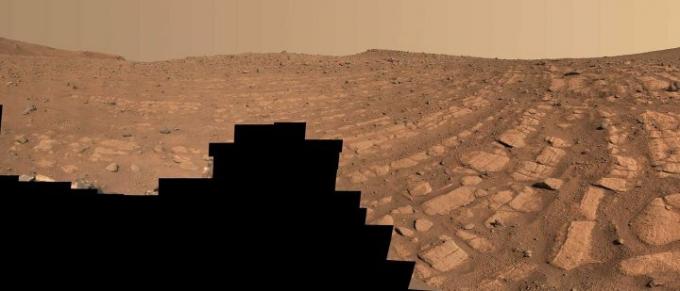 Forskare tror att dessa stenband kan ha bildats av en mycket snabb, djup flod – det första i sitt slag har hittats för på Mars. NASA: s Perseverance Mars-rover fångade denna scen på en plats med smeknamnet 