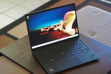 ThinkPad X1 Nano Gen 2 ღიაა მაგიდაზე.