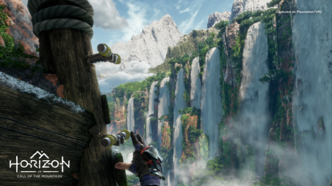 Ryas sobe uma escada e olha para uma cachoeira em Horizon Call of the Mountain.