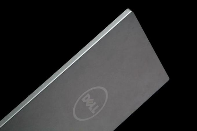 Dell Venue 8 7000 stražnji kut 2