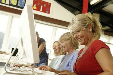 Deux femmes mûres et une femme âgée en cours d'informatique