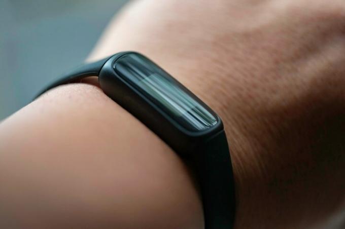 جهاز Fitbit Inspire 3 قيد الاستخدام.
