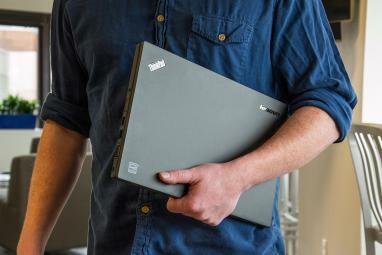 Lenovo ThinkPad T450S i hånden