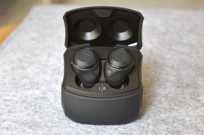 Audio-Technica ATH-CKS50TW draadloze oordopjes gezien in hun hoesje.