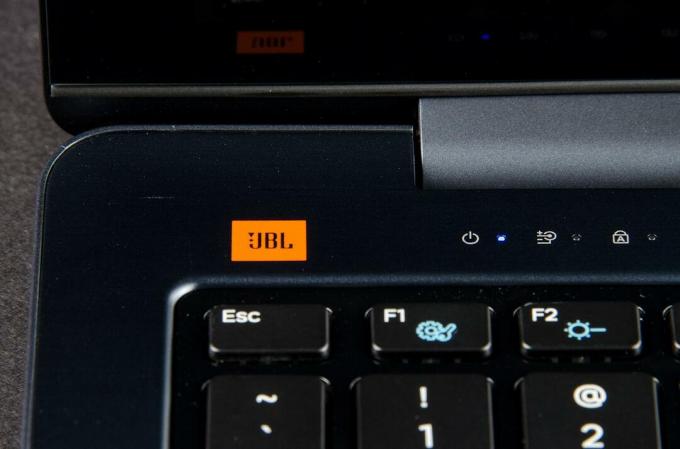 Pregled Samsung Ativ Book 5 Logotip JBL