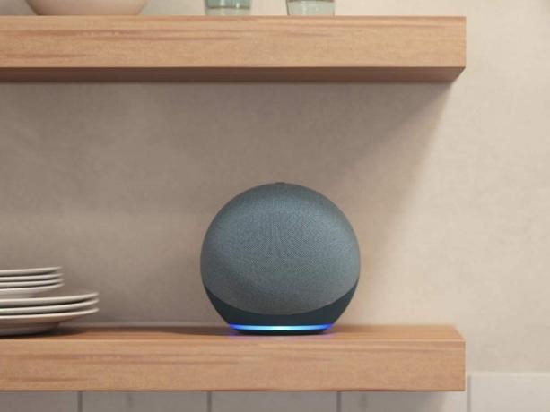 Amazon Echo (4. Nesil) mutfak tezgahında.