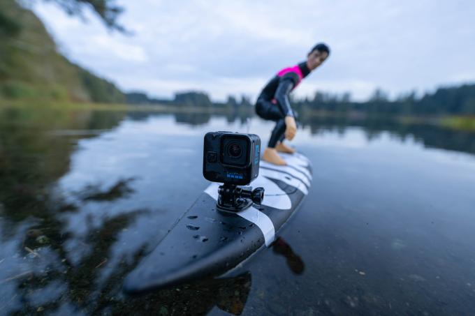 GoPro Hero 11 Mini na dasci za surfanje na daljinsko upravljanje.