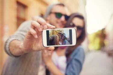 Ungt par tar selfie i byen