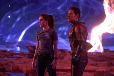 Kathryn Newton ja Paul Rudd seisavad veidra planeedi pinnal stseenis filmist Ant-Man and the Wasp: Quantumania.