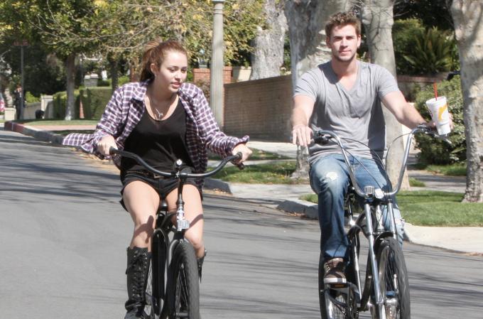 Miley Cyrus ir vaikinas Liamas Hemsworthas leidžiasi dviračiu per savo Tolukos ežerą, Kalifornijoje.